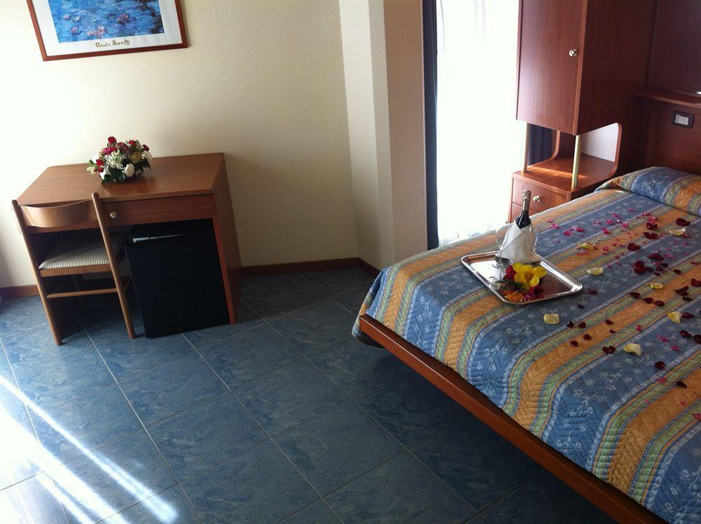 Hotel Gabbiano Porto San Giorgio Kültér fotó