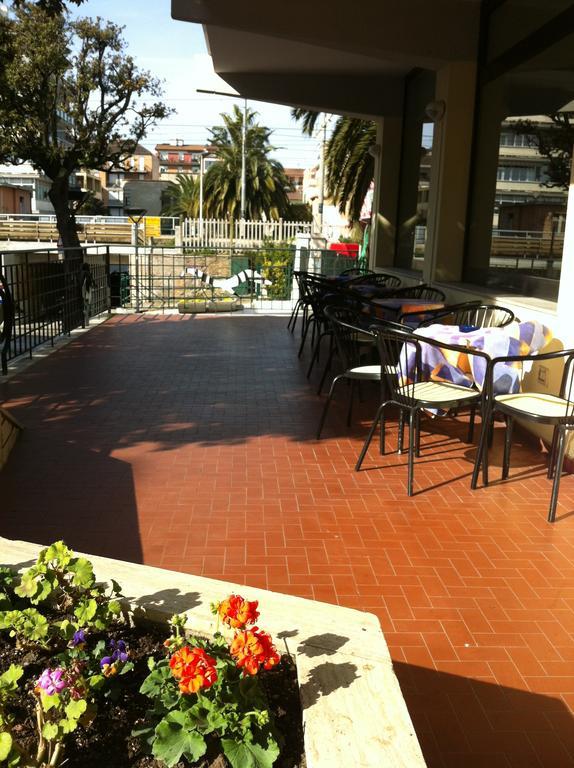 Hotel Gabbiano Porto San Giorgio Kültér fotó