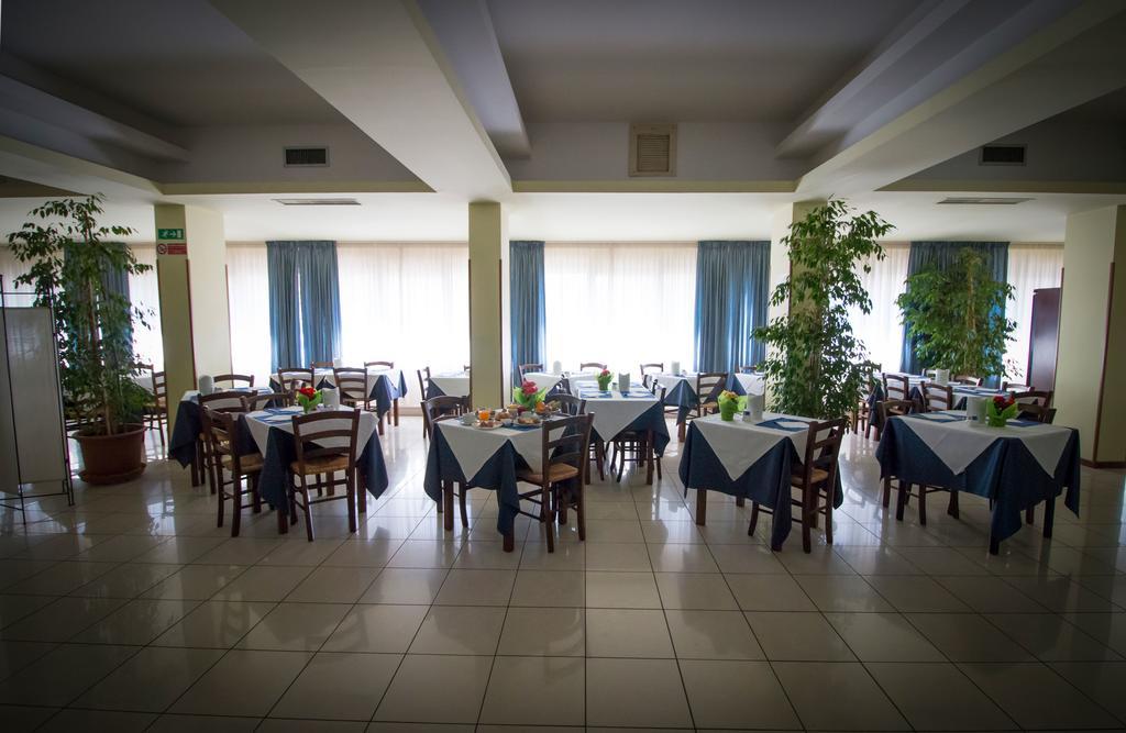 Hotel Gabbiano Porto San Giorgio Kültér fotó
