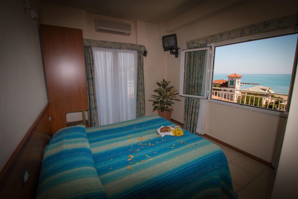 Hotel Gabbiano Porto San Giorgio Kültér fotó