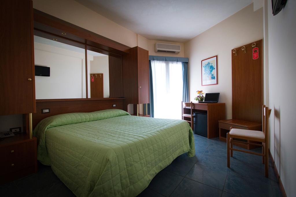 Hotel Gabbiano Porto San Giorgio Kültér fotó