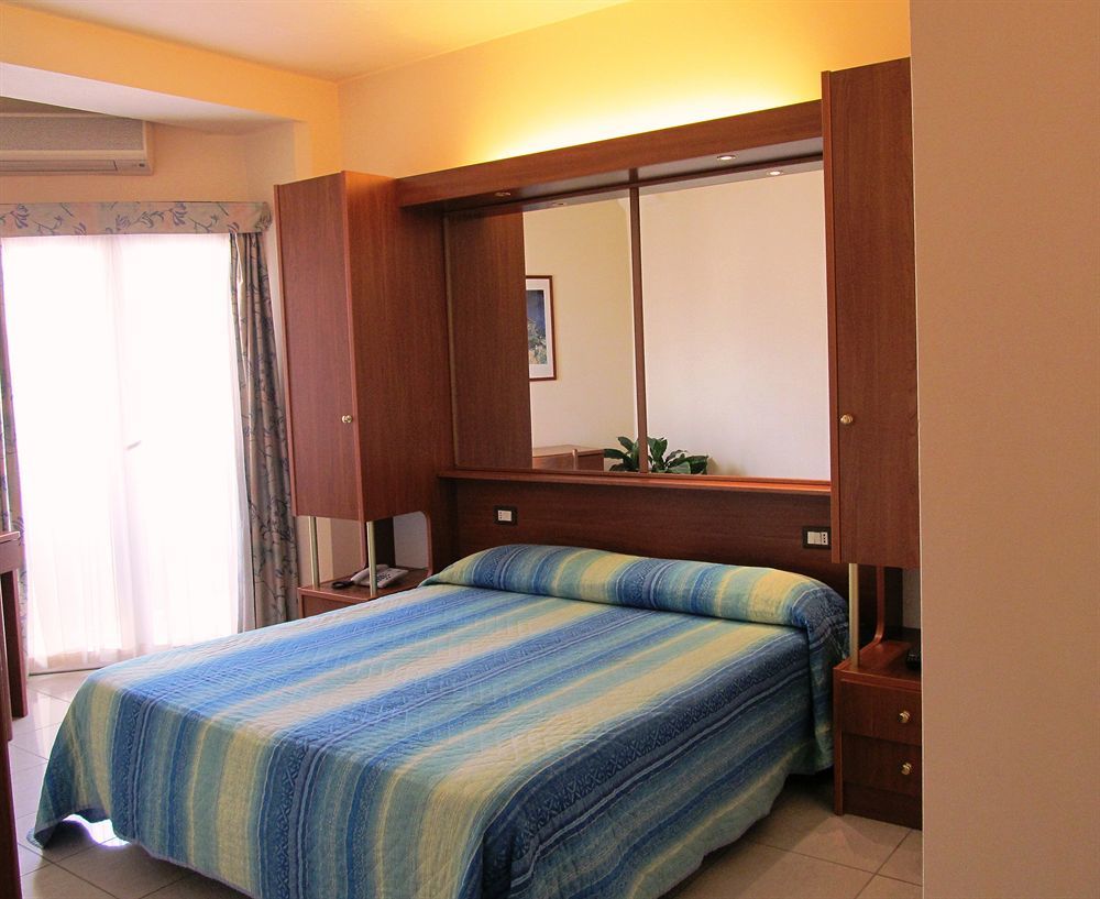 Hotel Gabbiano Porto San Giorgio Kültér fotó