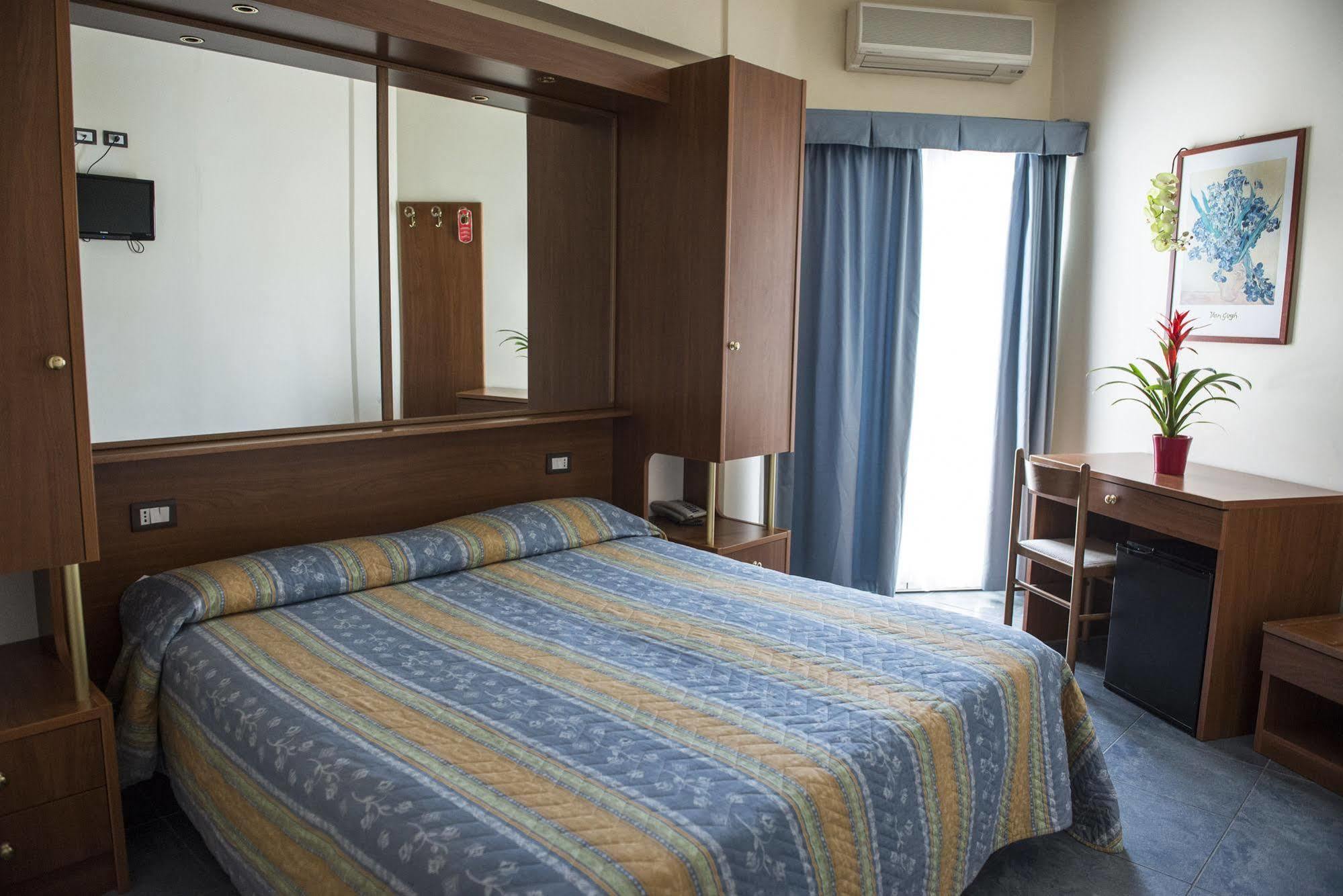 Hotel Gabbiano Porto San Giorgio Kültér fotó