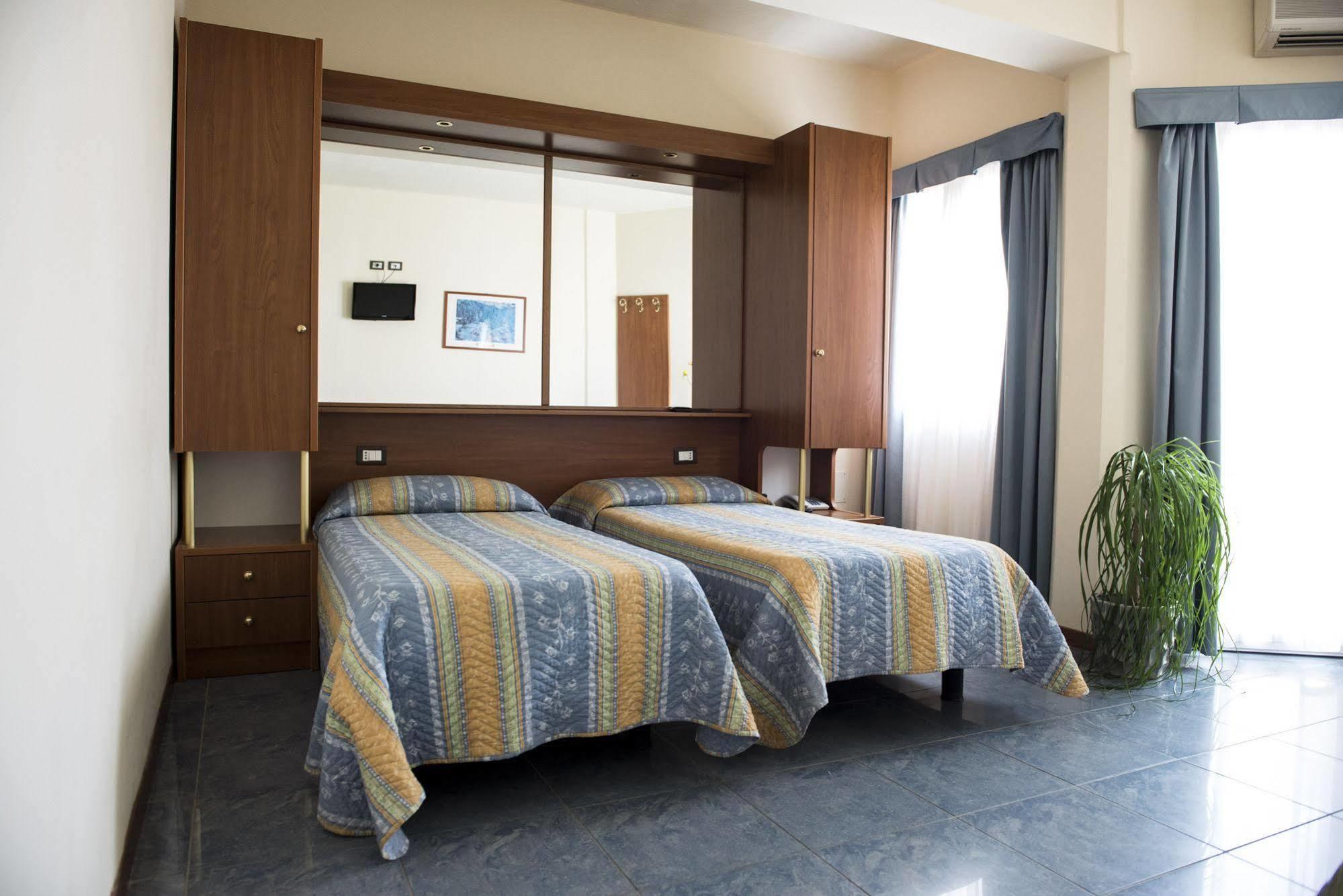 Hotel Gabbiano Porto San Giorgio Kültér fotó