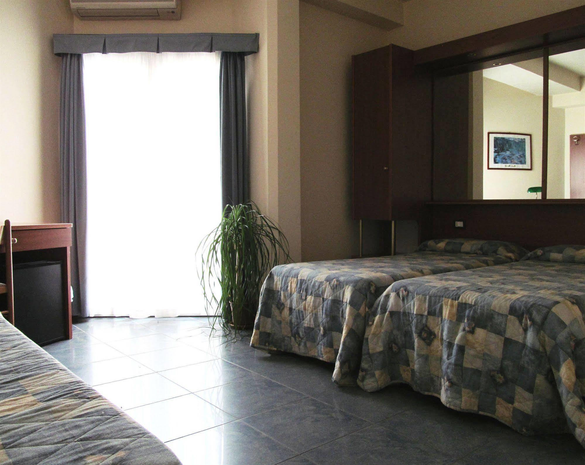 Hotel Gabbiano Porto San Giorgio Kültér fotó